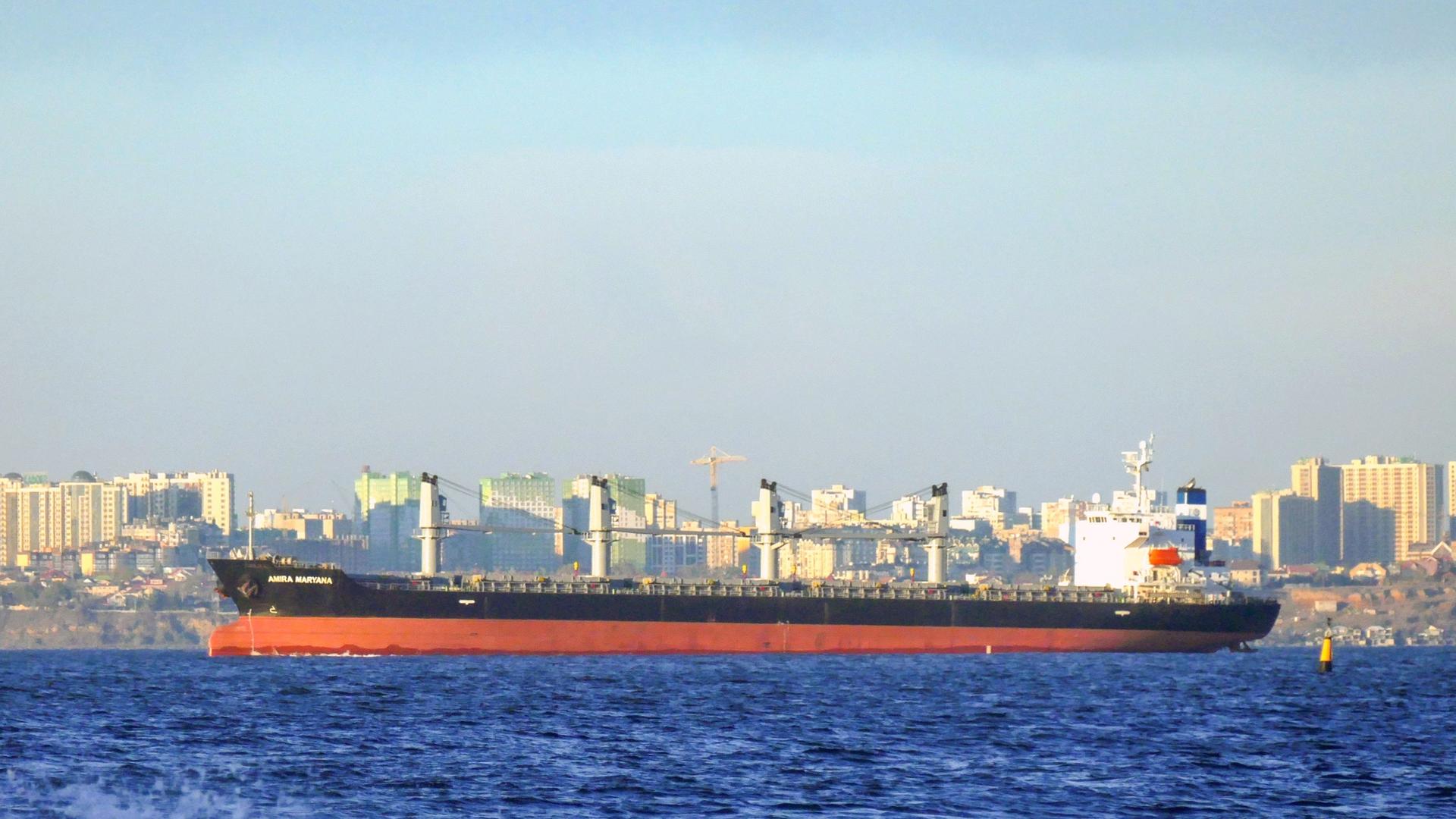 Blick auf einen Frachter vor der Küstenstadt Odessa. Blick auf einen Frachter vor der Küstenstadt Odessa.