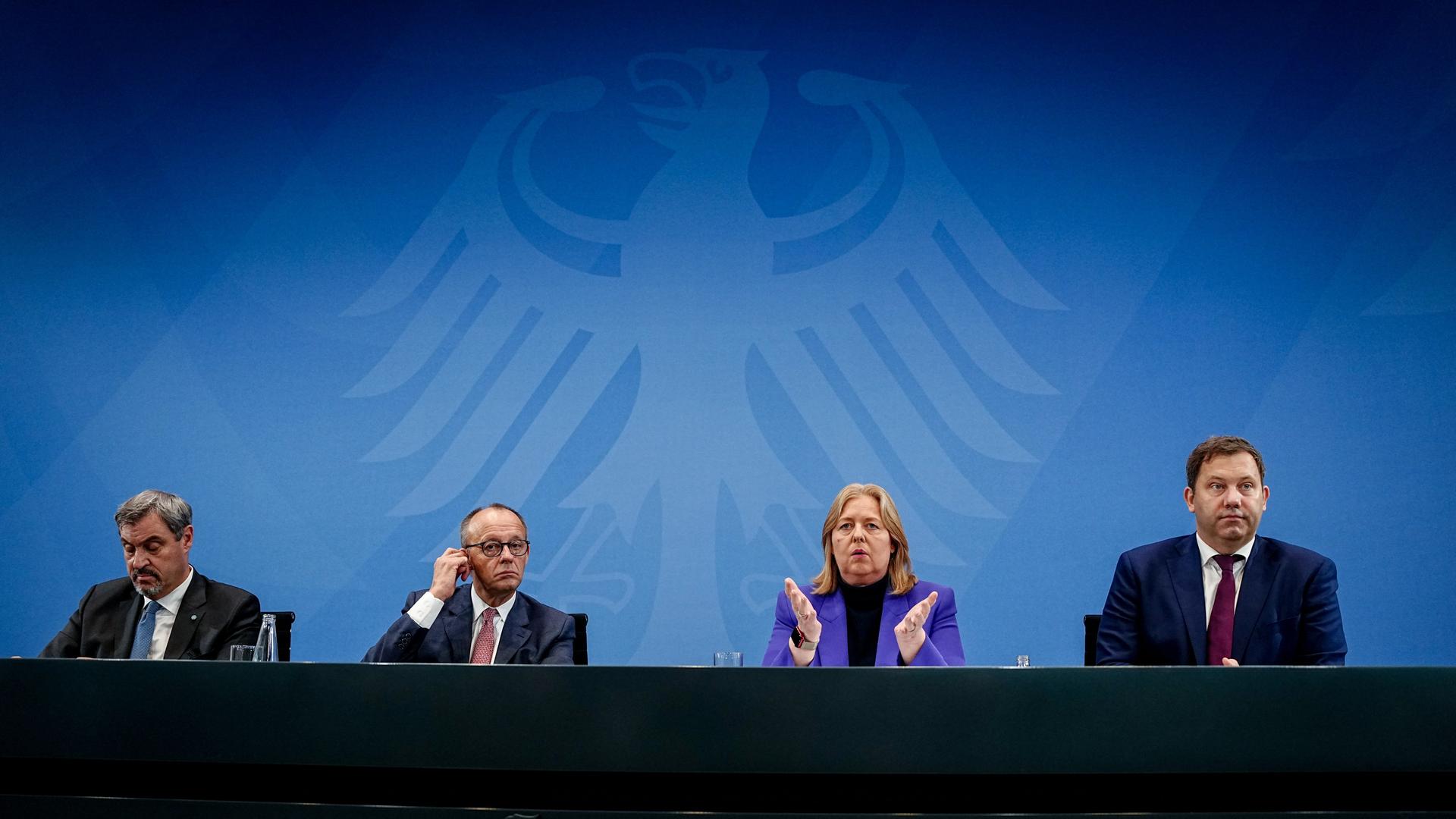 Markus Söder, Friedrich Merz, Bärbel Bas und Lars Klingbeil geben eine Presse-Konferenz. Sie erklären die neue Regeln. Markus Söder, Friedrich Merz, Bärbel Bas und Lars Klingbeil geben eine Presse-Konferenz. Sie erklären die neue Regeln.