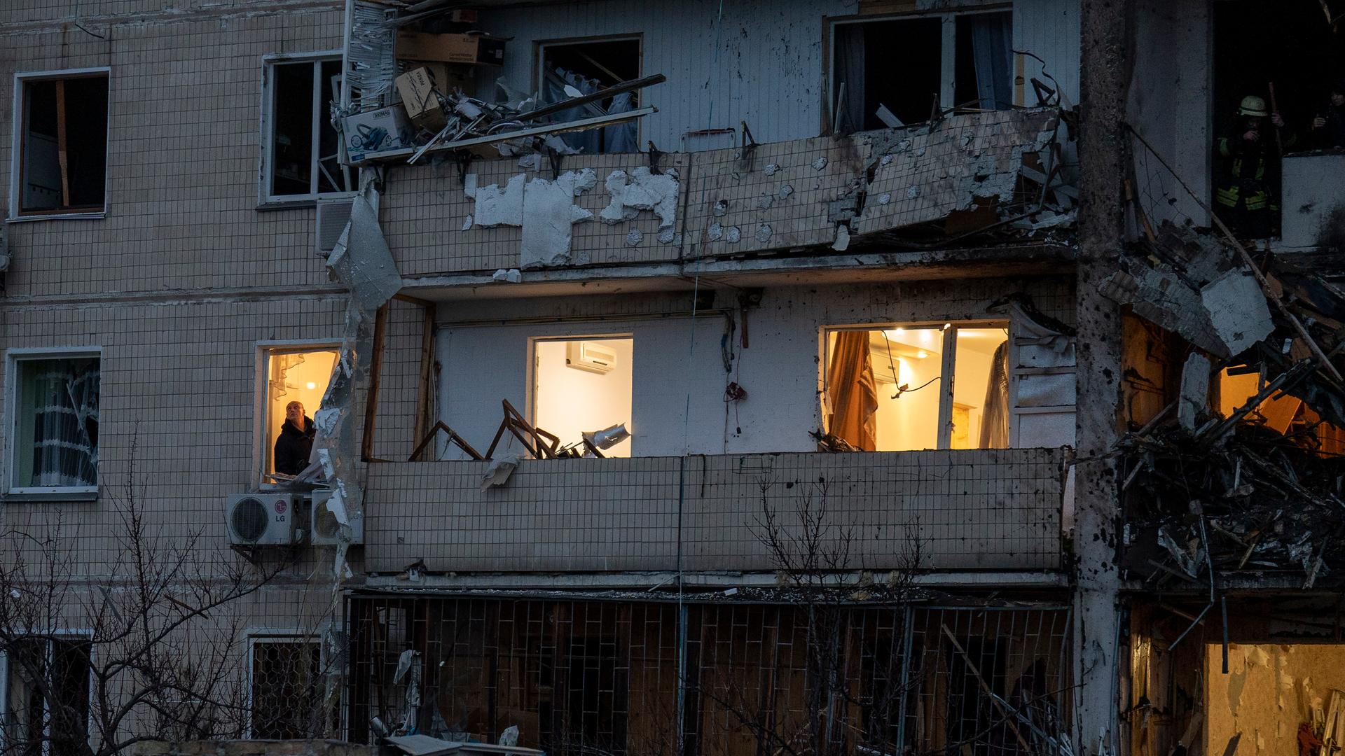 Das Foto zeigt Zerstörungen an einem Wohnblock in Kiew/Ukraine.