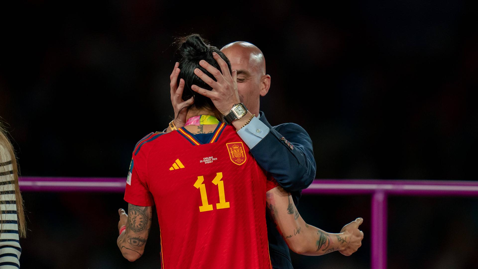Der spanische Fußball-Verbandspräsident Luis Rubiales küsst die Spielerin Jennifer Hermoso nach dem WM-Sieg.