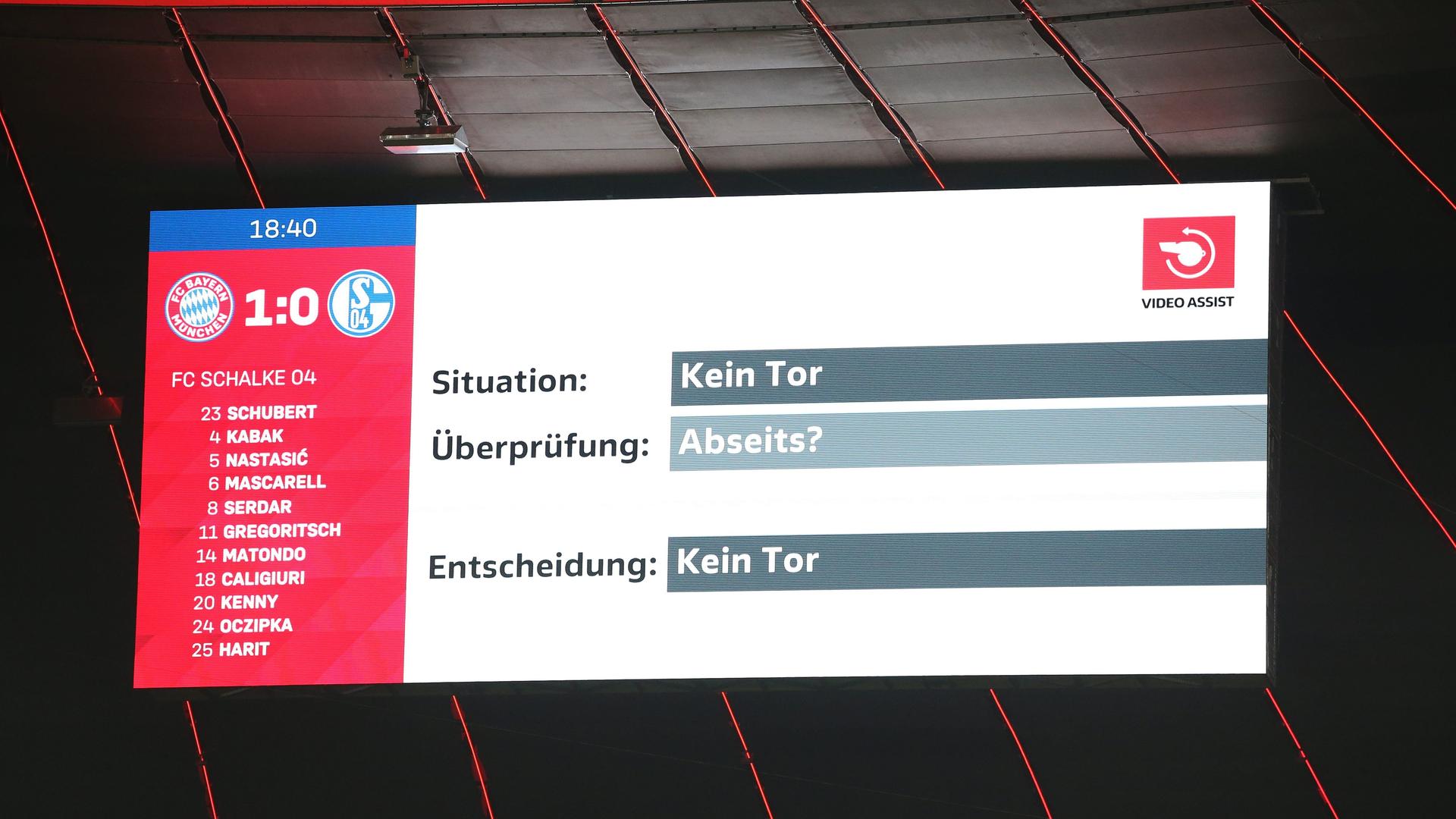 Auf einer Anzeigetafel in München wird die VAR-Überprüfung über eine mögliche Abseitsstellung bei einem Tor angezeigt. 