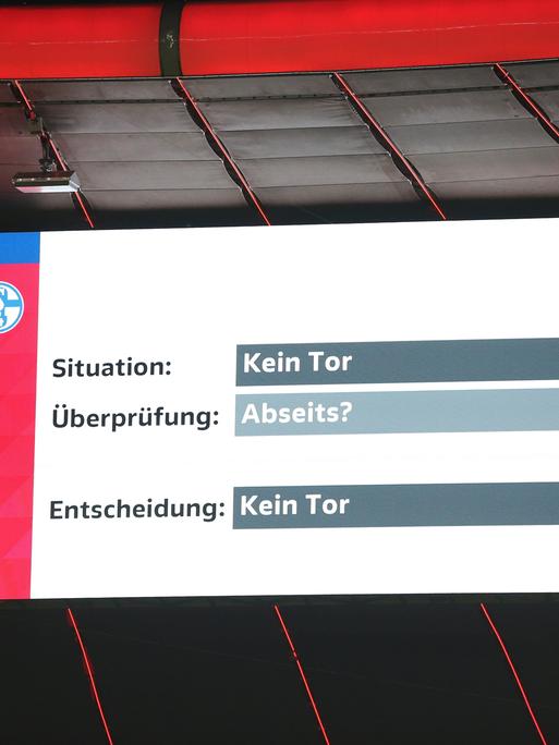 Auf einer Anzeigetafel in München wird die VAR-Überprüfung über eine mögliche Abseitsstellung bei einem Tor angezeigt. 