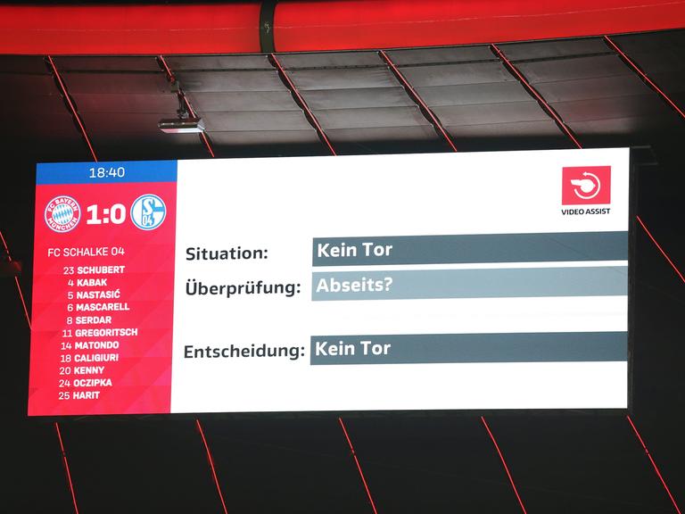 Auf einer Anzeigetafel in München wird die VAR-Überprüfung über eine mögliche Abseitsstellung bei einem Tor angezeigt. 