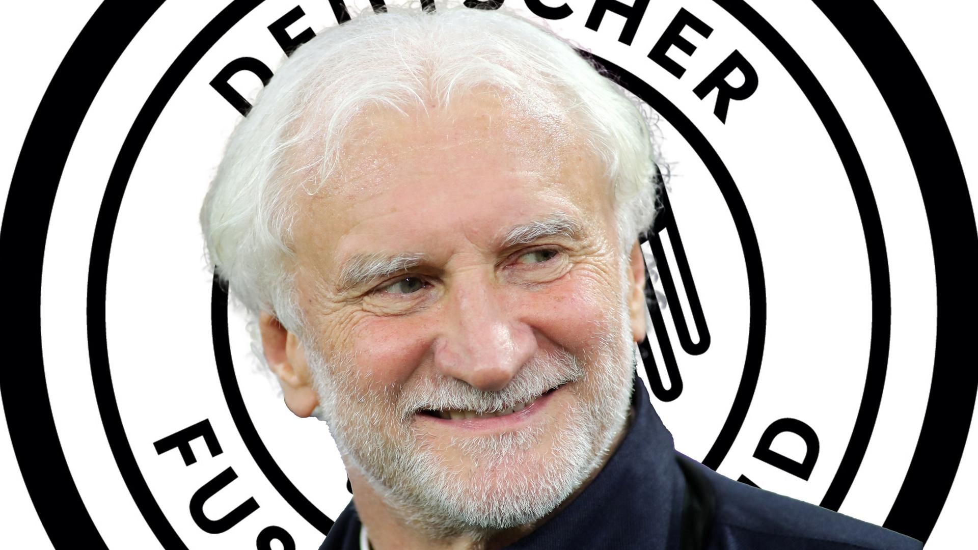 Rudi Völler, Sportdirektor DFB, lächelt. Im Hintergrund ist der Schriftzug des DFB.