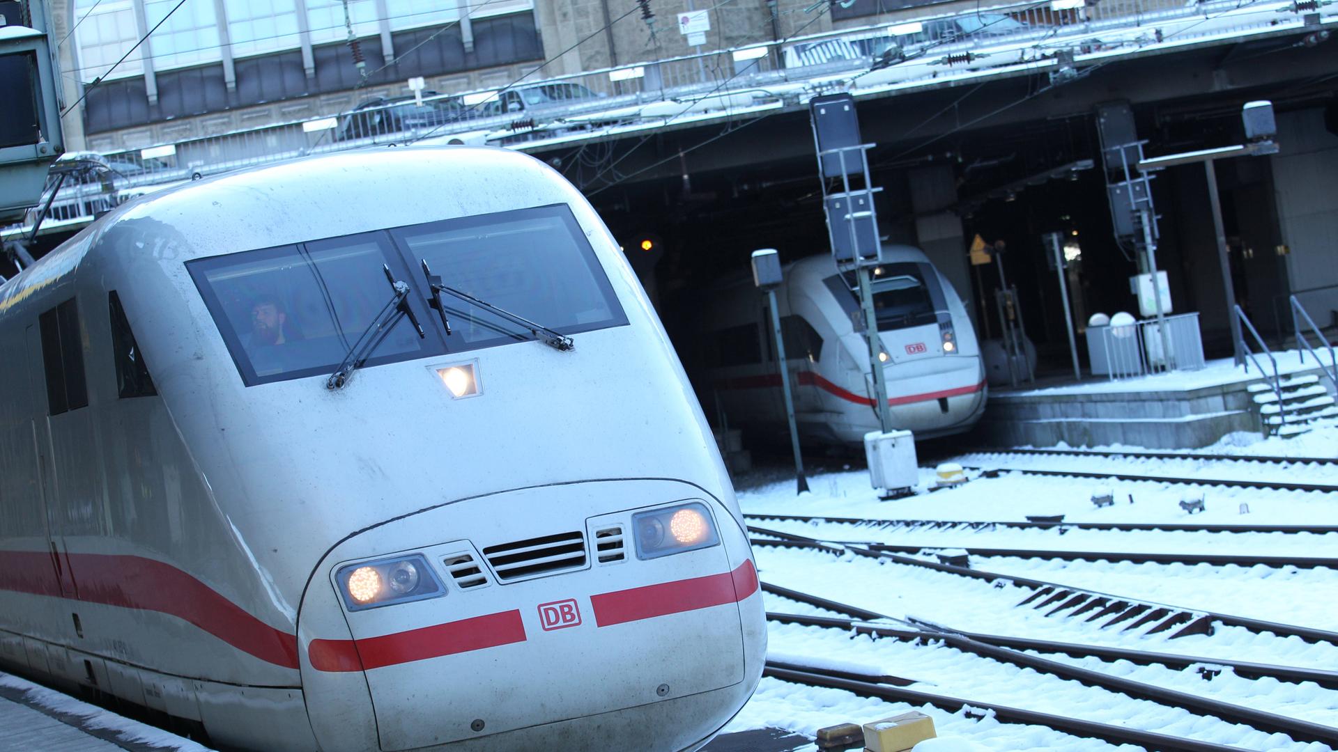 Ein ICE der Deutschen Bahn steht wenige Stunden vor dem am 10. Januar beginnenden Streik der Gewerkschaft Deutscher Lokomotivführer auf einem Gleis im Hauptbahnhof Hamburg. St. Georg Hamburg *** A Deutsche Bahn ICE train stands on a track at Hamburgs St Georg central station a few hours before the strike by the German train drivers union, which began on January 10