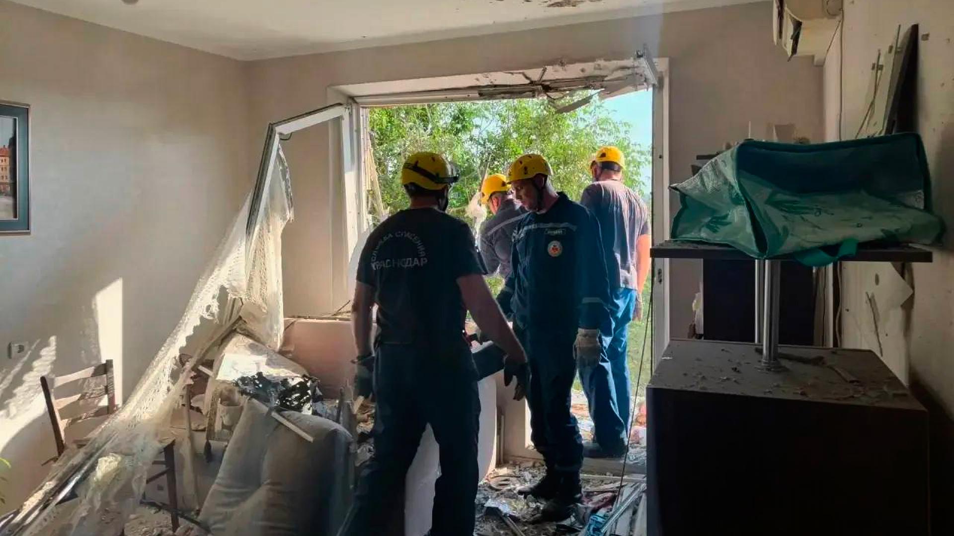 Einsatzkräfte räumen nach einem ukrainischen Drohnenangriff auf den Bezirk Karasunski in der Region Krasnodar Trümmer aus einer Wohnung.