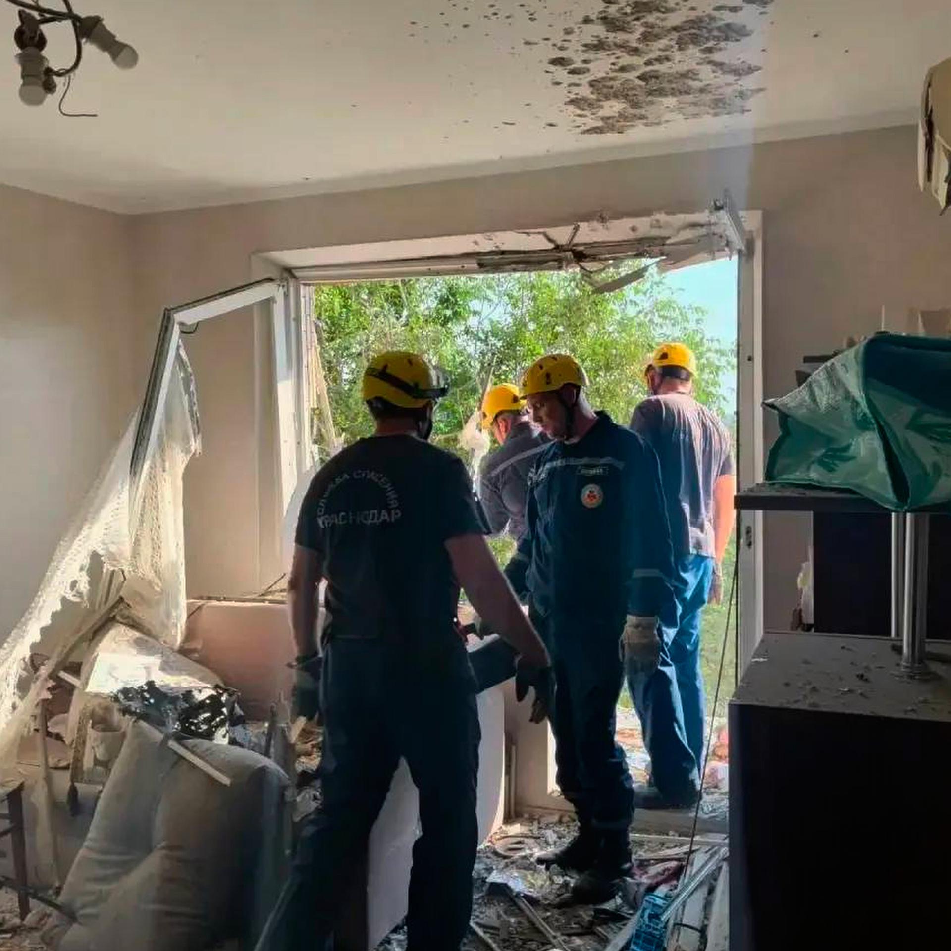 Einsatzkräfte räumen nach einem ukrainischen Drohnenangriff auf den Bezirk Karasunski in der Region Krasnodar Trümmer aus einer Wohnung.
