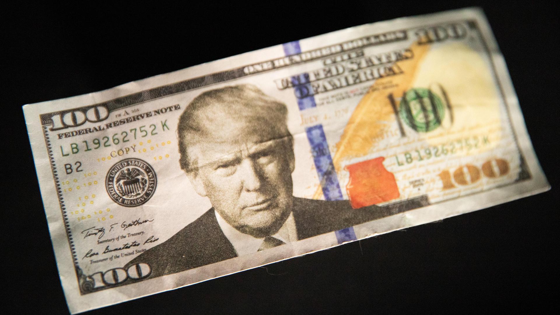 Falscher 100-Dollar-Schein mit dem Porträt Donald Trumps Falscher 100-Dollar-Schein mit dem Porträt Donald Trumps