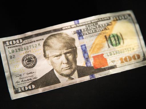 Falscher 100-Dollar-Schein mit dem Porträt Donald Trumps