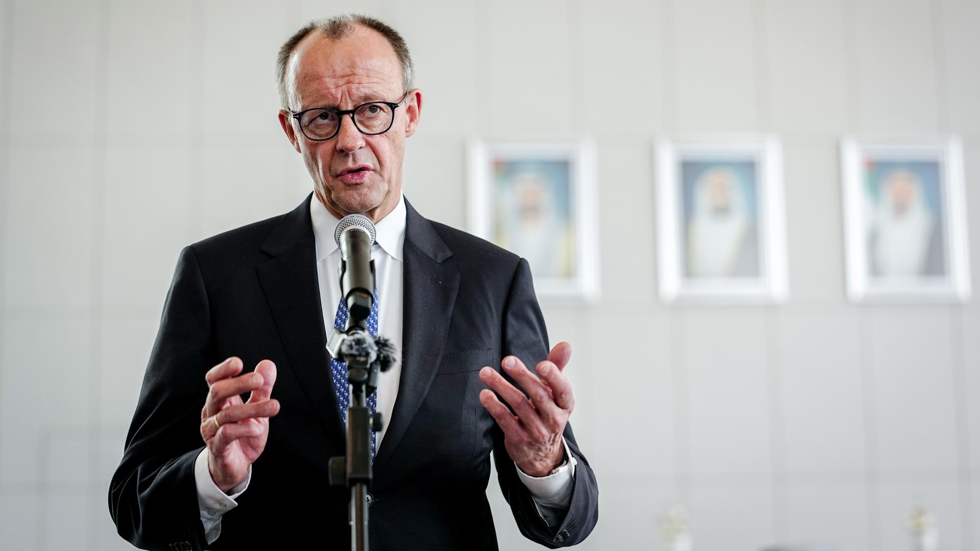 Abu Dhabi: Bundeskanzler Friedrich Merz (CDU) gibt am Rande seines Besuchs bei der Abu Dhabi National Oil Company ein Pressestatement. 