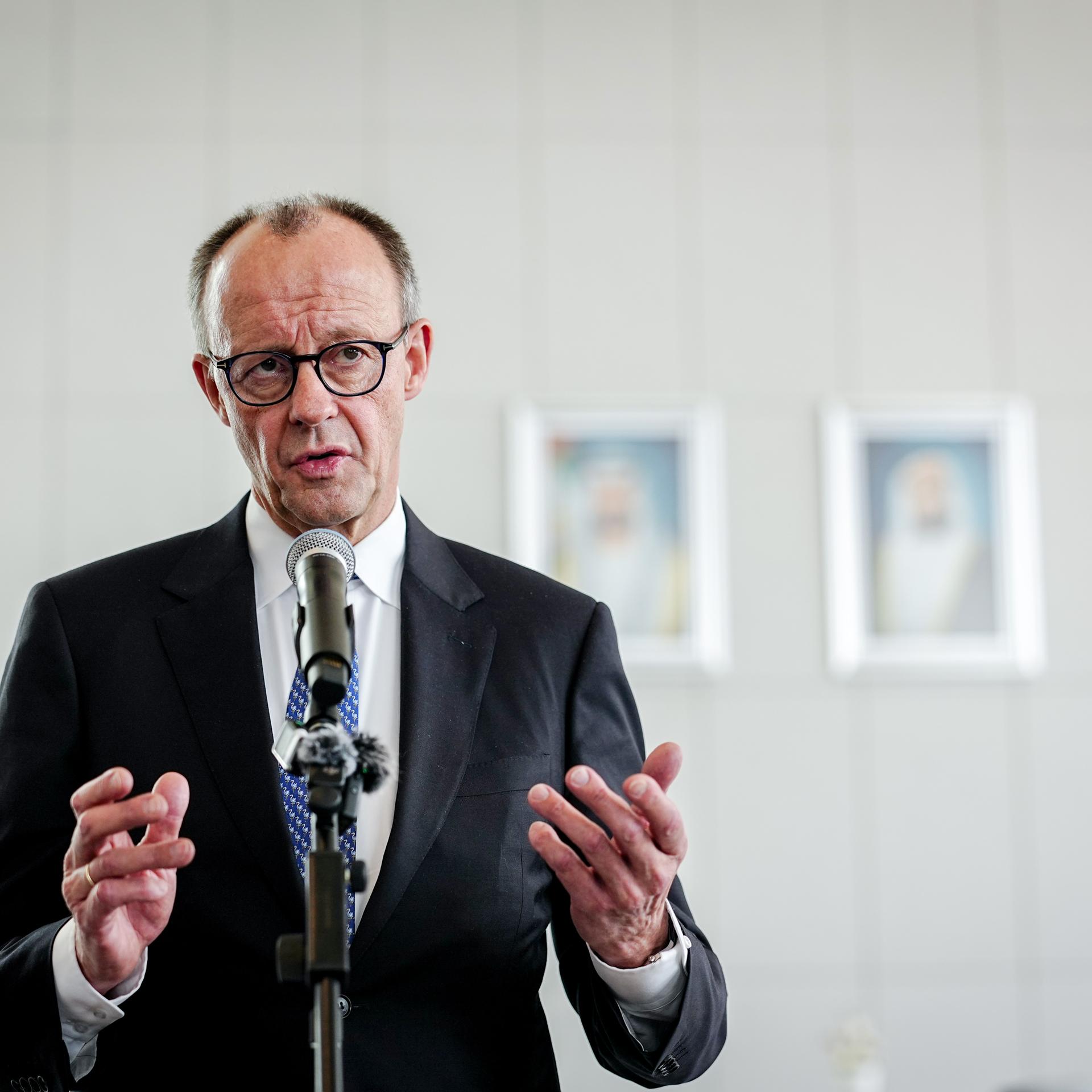 Abu Dhabi: Bundeskanzler Friedrich Merz (CDU) gibt am Rande seines Besuchs bei der Abu Dhabi National Oil Company ein Pressestatement.  