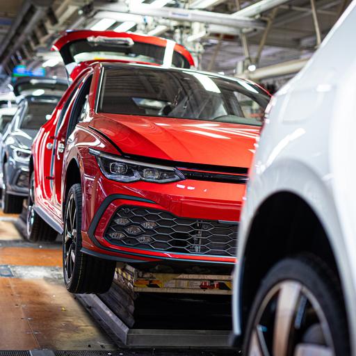 Mehrere Volkswagen Golf befinden sich in einem VW Werk in der Endmontage.