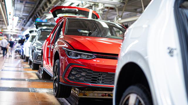 Mehrere Volkswagen Golf befinden sich in einem VW Werk in der Endmontage.