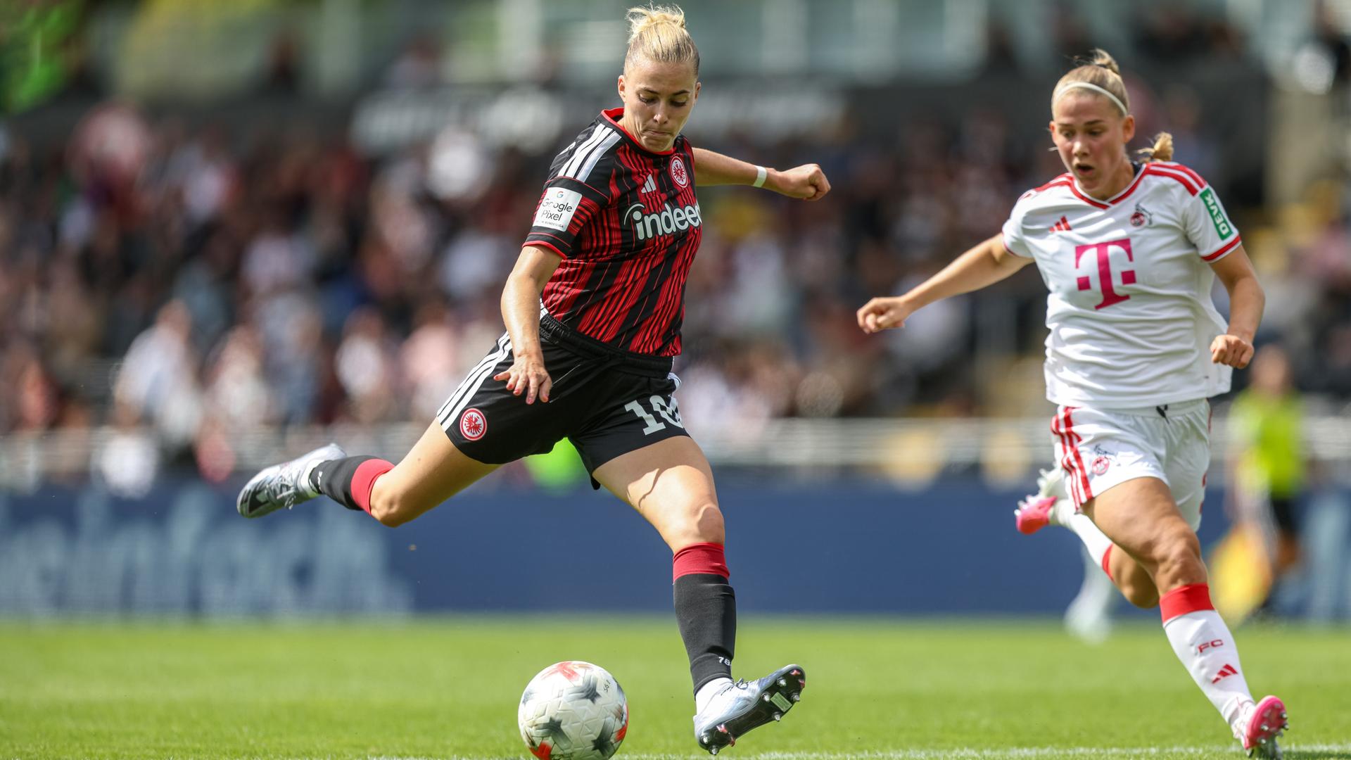 Laura Freigang (l., Eintracht Frankfurt) und Saedis Run Heidarsdottir (FC Köln) kämpfen um den Ball.