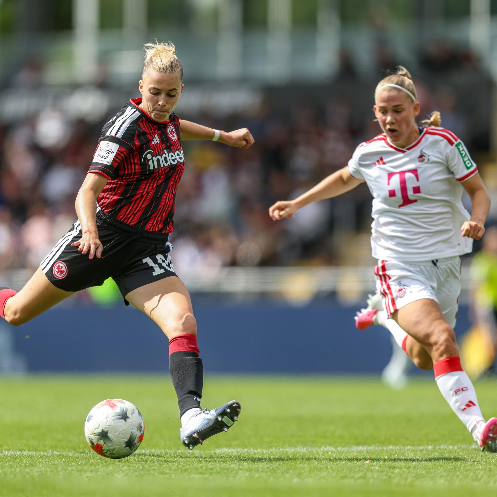 Laura Freigang (l., Eintracht Frankfurt) und Saedis Run Heidarsdottir (FC Köln) kämpfen um den Ball.