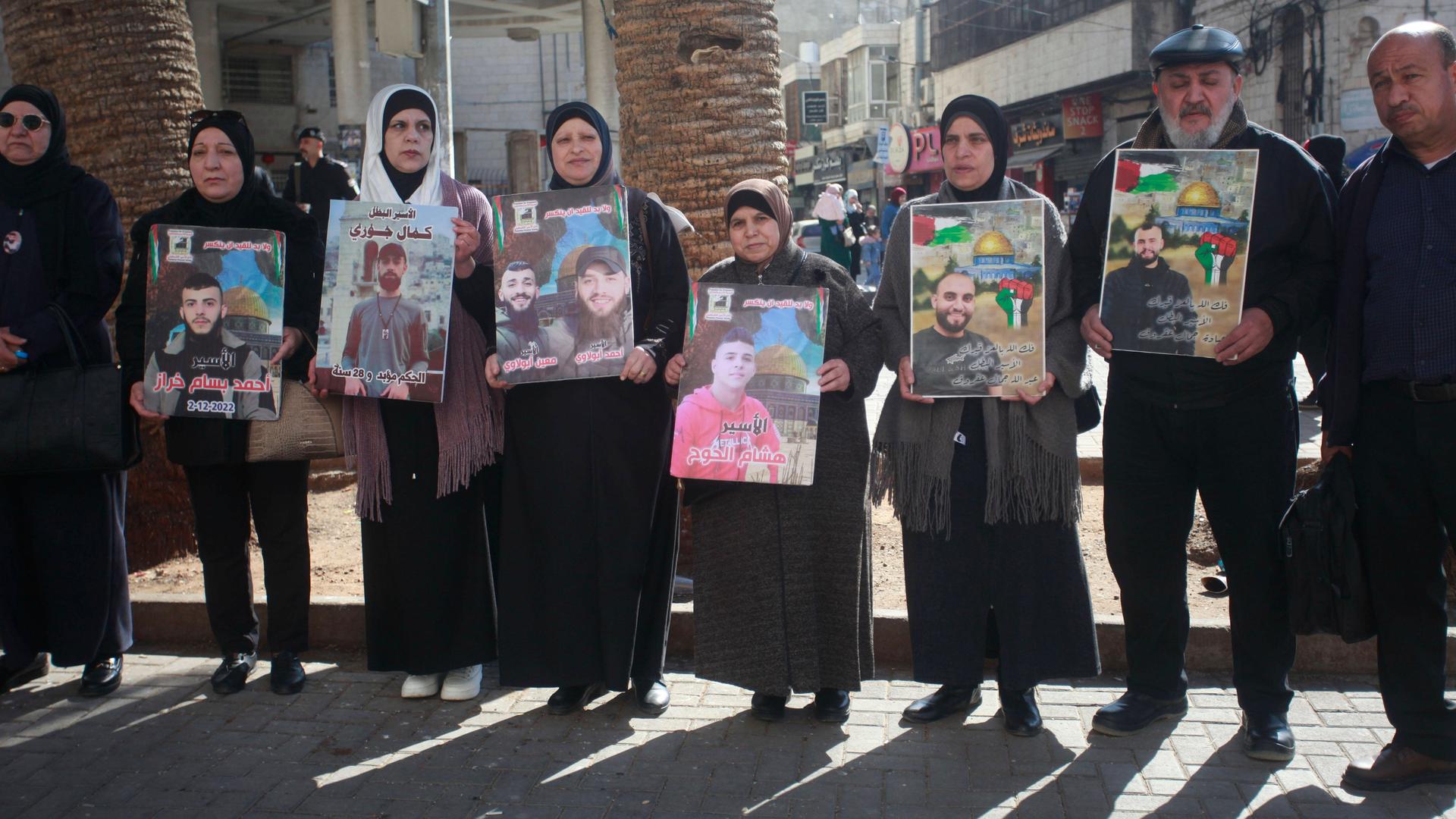 Palästinensische Demonstranten nehmen an einer Solidaritätskundgebung teil und halten dabei Bilder für palästinensische Gefangene in israelischen Gefängnissen in ihren Händen.