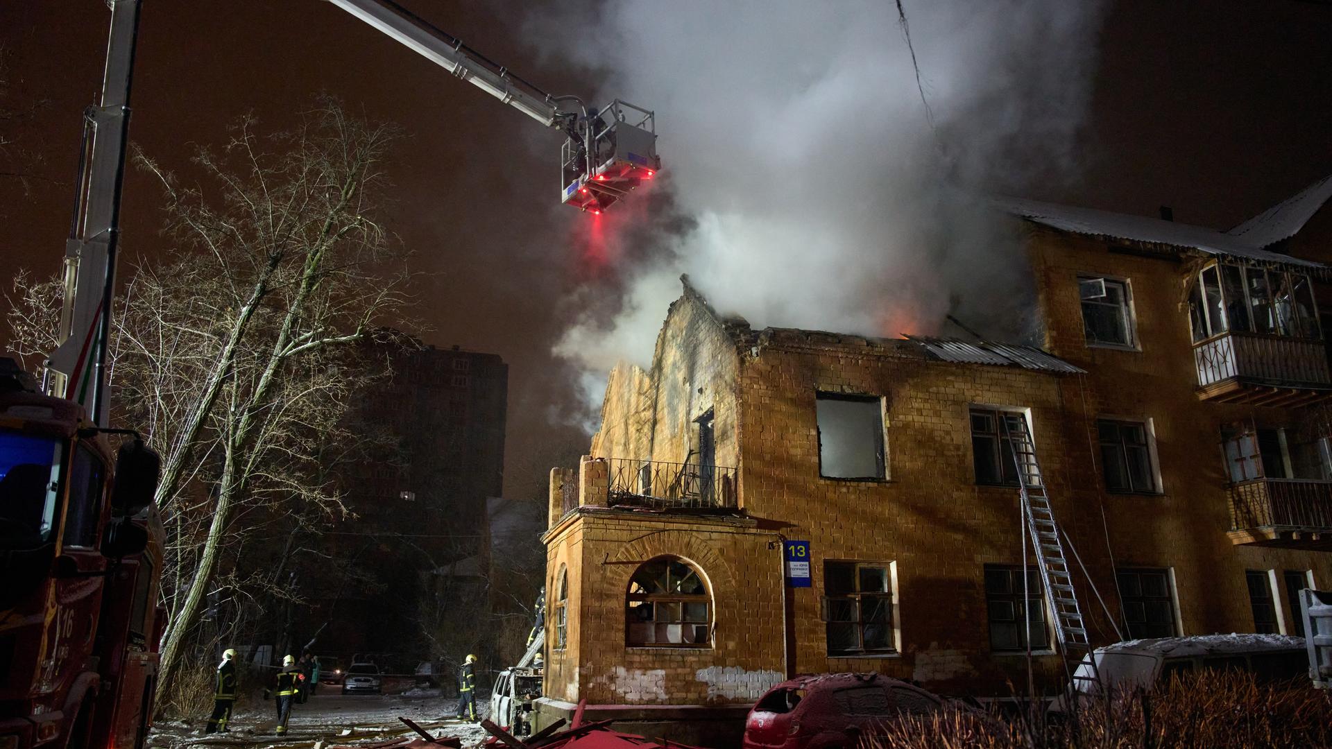 Kiew: Rettungskräfte löschen ein Feuer in einem Wohnhaus, das durch einen russischen Angriff beschädigt wurde. 