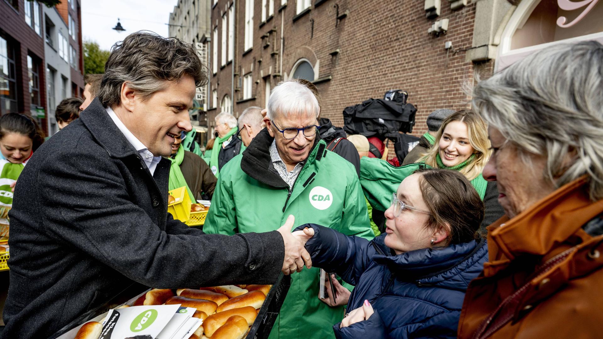 Henri Bontenbal verteilt Würstchen auf einer Wahlkampfveranstaltung in S'Hertogenbosch. Henri Bontenbal verteilt Würstchen auf einer Wahlkampfveranstaltung in S'Hertogenbosch.