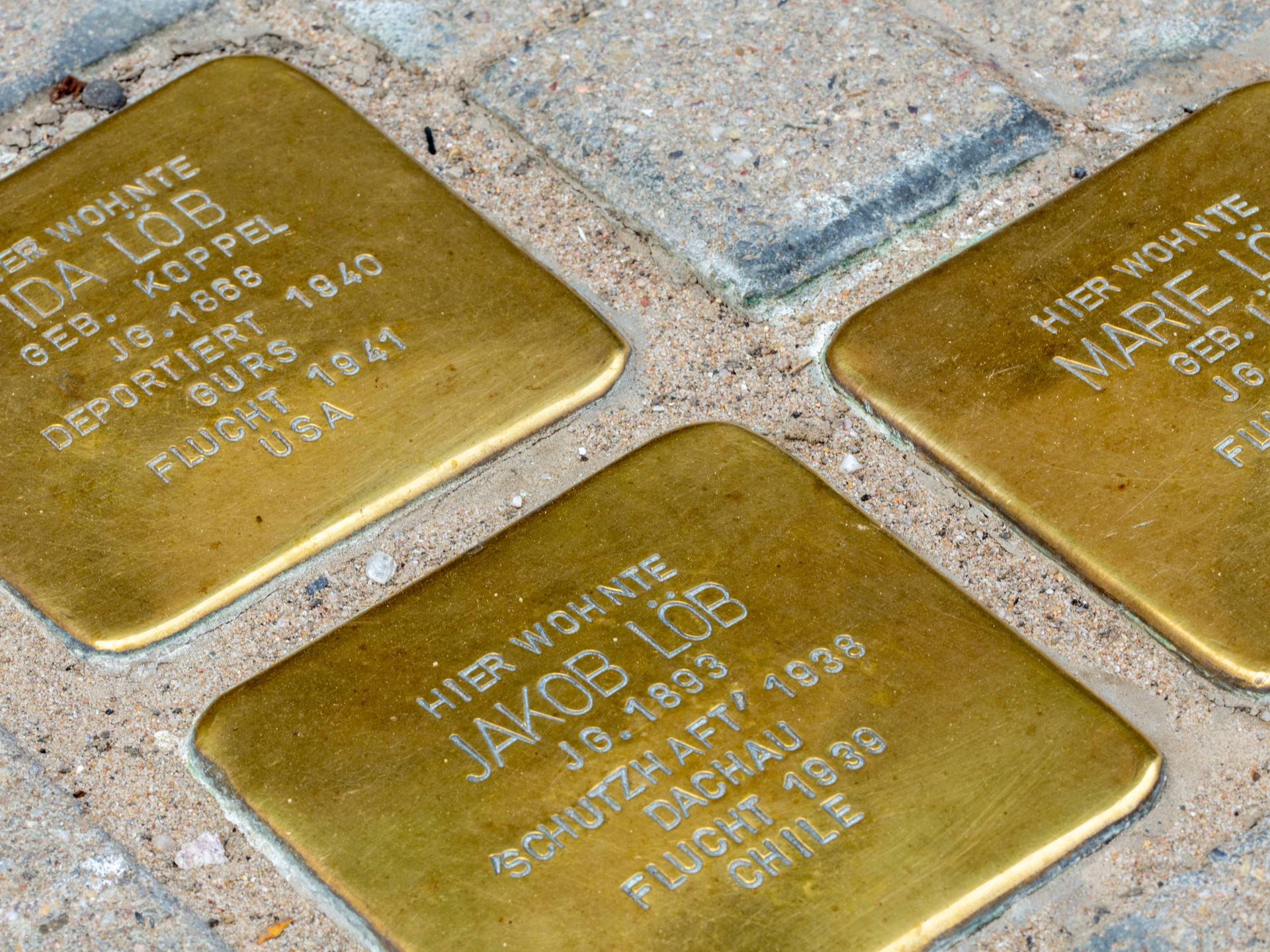 Stolpersteine zum Gedenken an ermordete oder verschleppte jüdische Mitbürger in der NS-Zeit