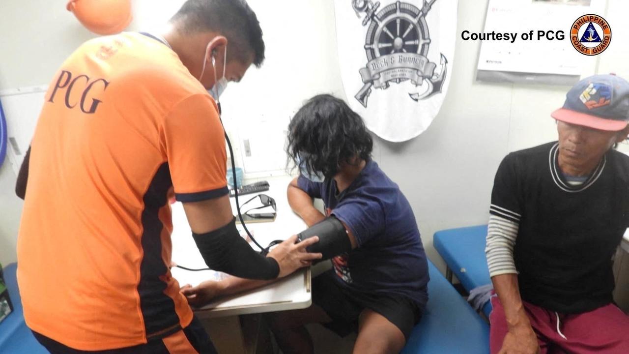 Das Bild der philippinischen Küstenwache zeigt, wie mehrere verletzte Fischer medizinisch versorgt werden. Das Bild der philippinischen Küstenwache zeigt, wie mehrere verletzte Fischer medizinisch versorgt werden.