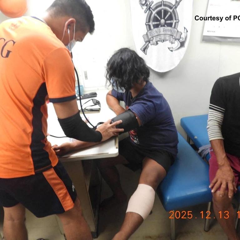 Das Bild der philippinischen Küstenwache zeigt, wie mehrere verletzte Fischer medizinisch versorgt werden. 