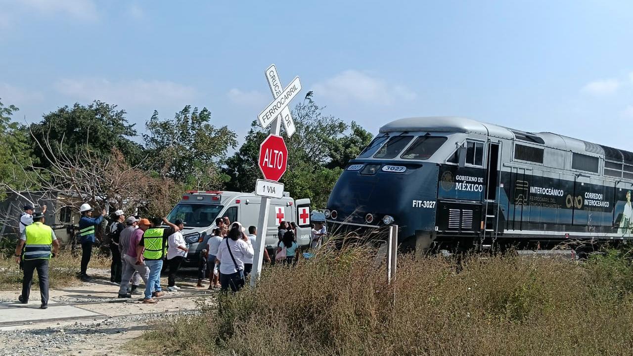 Rettungskräfte sind an einer Unglücksstelle einer Zugentgleisung in der Gemeinde Asuncion Ixtaltepec, Bundesstaat Oaxaca, Mexiko, beschäftigt. 