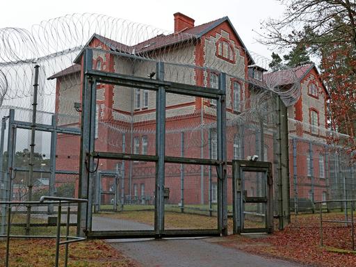 Hohe Zäune mit Stacheldraht umgeben den Maßregelvollzug des Fachklinikum Uchtspringe für psychisch kranke Straftäter im Landkreis Stendal.