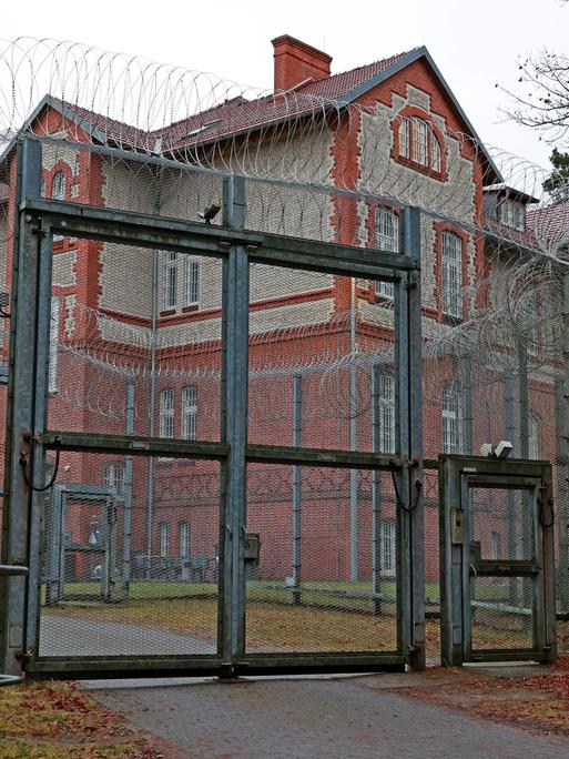 Hohe Zäune mit Stacheldraht umgeben den Maßregelvollzug des Fachklinikum Uchtspringe für psychisch kranke Straftäter im Landkreis Stendal.