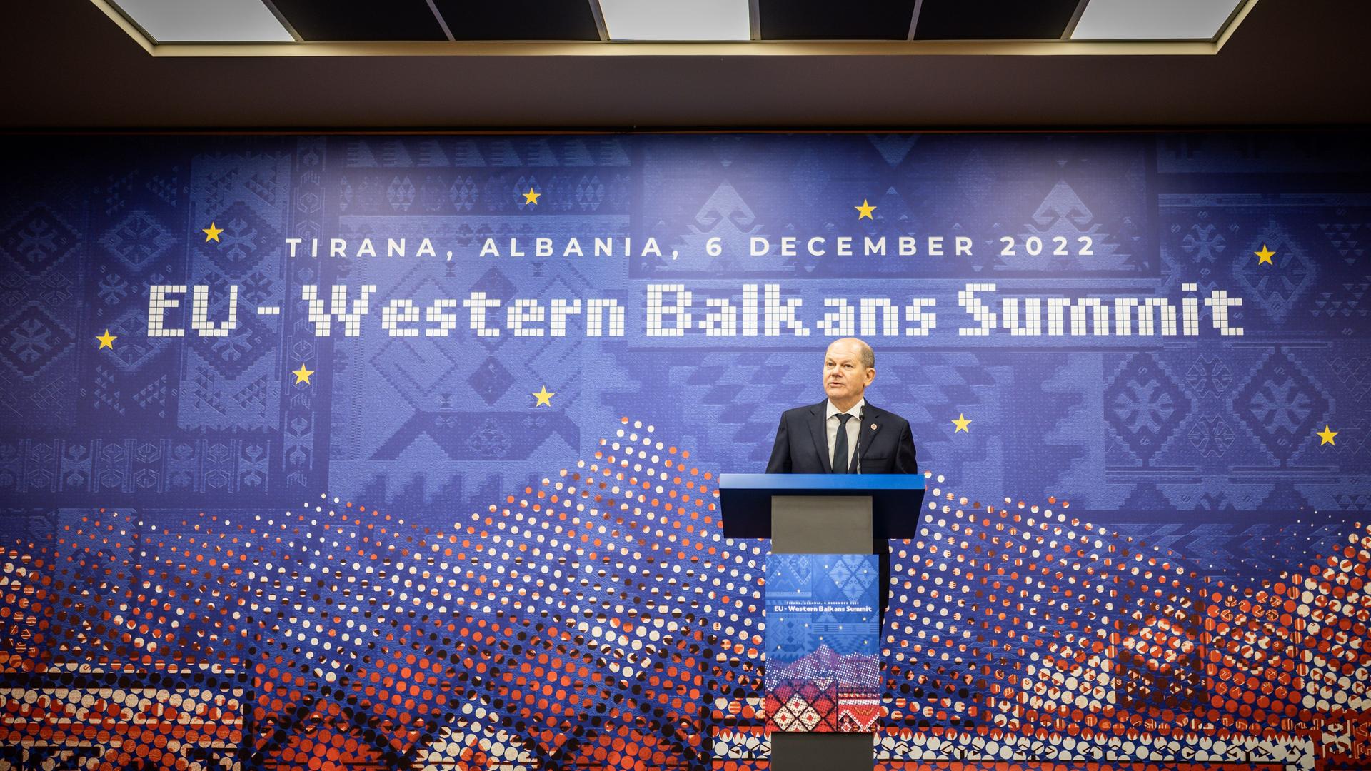 Albanien, Tirana: Bundeskanzler Olaf Scholz (SPD) nimmt an einer Pressekonferenz nach dem EU-Westbalkan-Gipfel teil.
