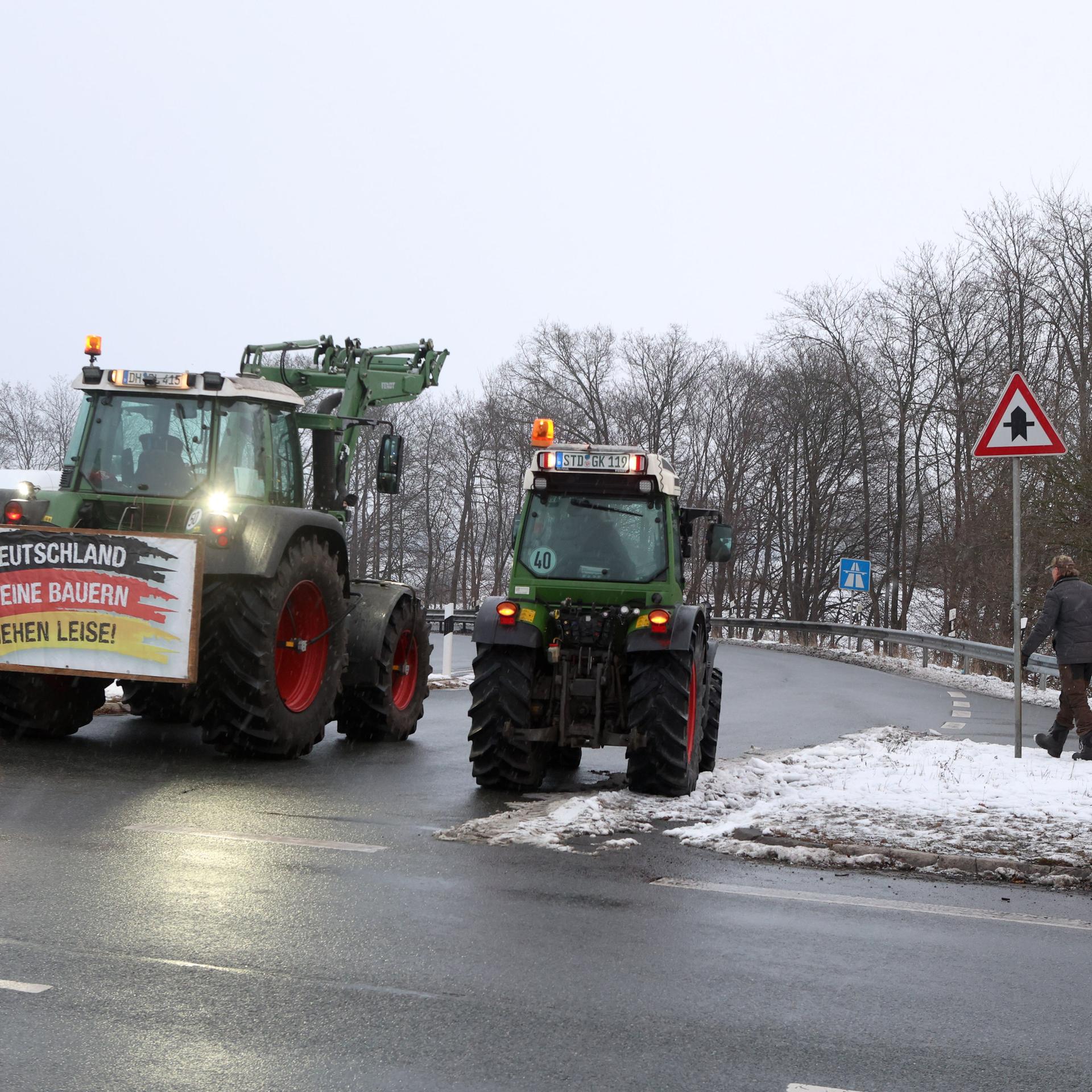 Brinkum: Landwirte protestieren gegen das geplante Mercosur-Abkommen - mit ihren Traktoren blockieren sie an der Autobahn-Anschlussstelle Brinkum die Auffahrt zur Autobahn 1 in Fahrtrichtung Hamburg. 