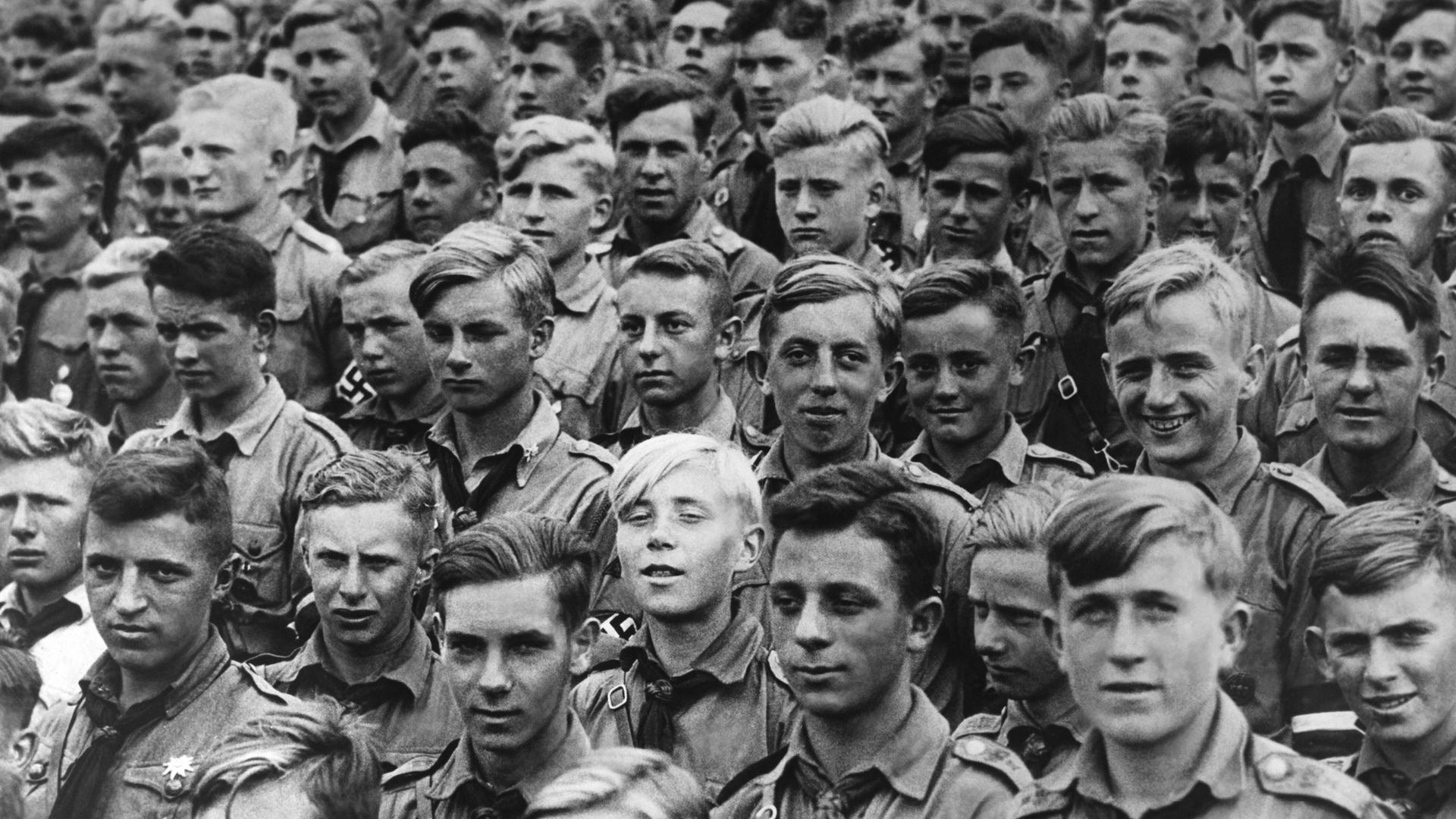 Hitlerjugend in Nazideutschland. Tausende von Jugendlichen stehen in Nürnberg, um Adolf Hitlers Rede auf dem Parteitag der NSDAP zu hören, 24. September 1935.