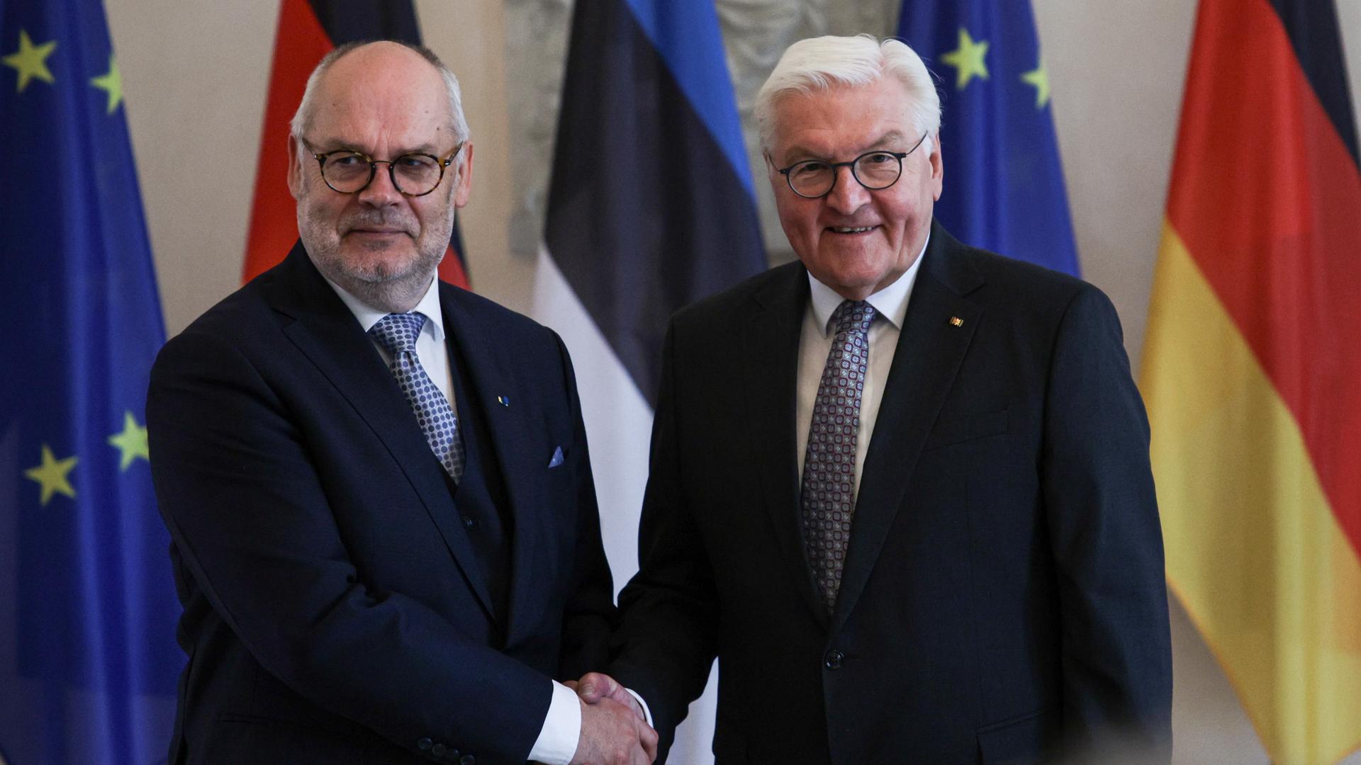 Alar Karis (l), Präsident von Estland, und Bundespräsident Frank-Walter Steinmeier geben sich die Hand. Alar Karis (l), Präsident von Estland, und Bundespräsident Frank-Walter Steinmeier geben sich die Hand.
