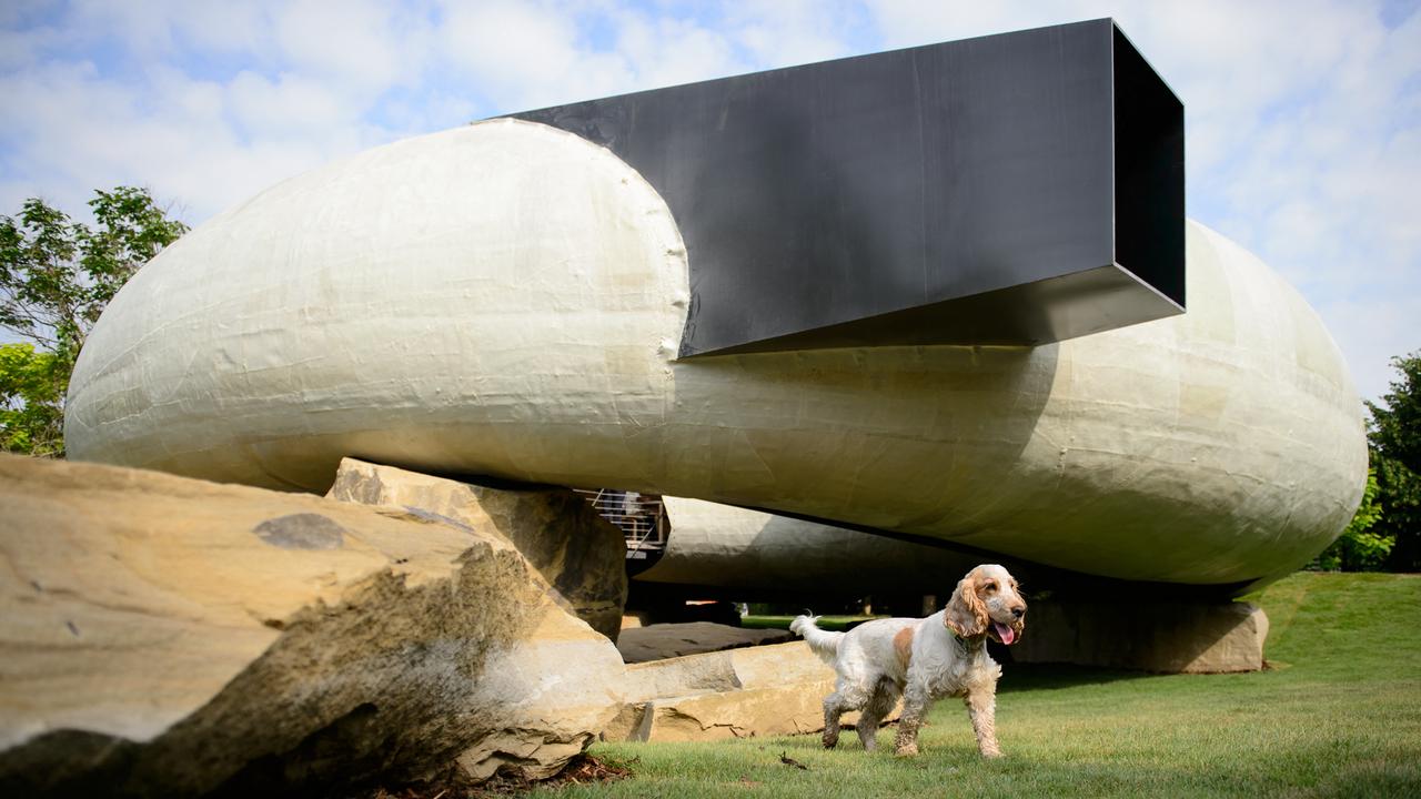 Zu den zentralen Werken von Smiljan Radic gehört der temporäre "Serpentine Pavillon" in London 2014: eine halbtransparente, ovale Struktur, die einer Muschel ähnelte und auf großen Felsblöcken ruhte.