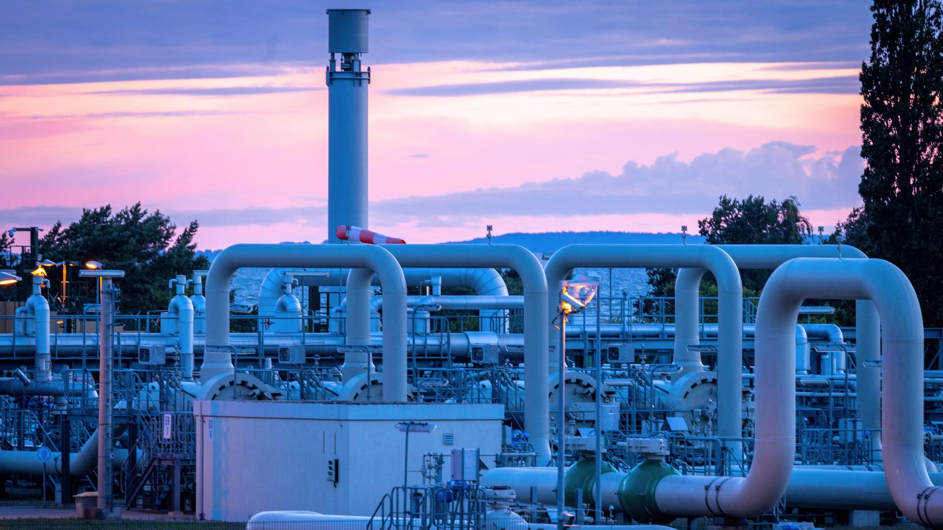 Rohrsysteme und Absperrvorrichtungen in der Gasempfangsstation der Ostseepipeline Nord Stream 1 und der Übernahmestation der Ferngasleitung OPAL vor Sonnenaufgang.