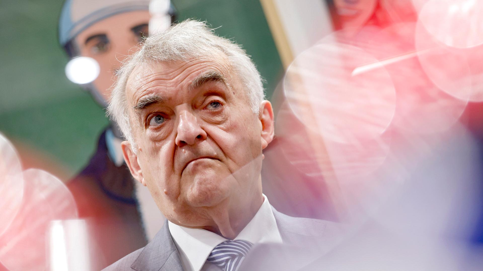NRW-Innenminister Herbert Reul (CDU), hier am Stand des Landesamtes für Verfassungsschutz auf der weltgrößten Computerspielmesse Gamescom 2025 in Köln. Er schaut in die Kamera vor buntem Hintergrund. NRW-Innenminister Herbert Reul (CDU), hier am Stand des Landesamtes für Verfassungsschutz auf der weltgrößten Computerspielmesse Gamescom 2025 in Köln. Er schaut in die Kamera vor buntem Hintergrund.