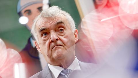 NRW-Innenminister Herbert Reul (CDU), hier am Stand des Landesamtes für Verfassungsschutz auf der weltgrößten Computerspielmesse Gamescom 2025 in  Köln. Er schaut in die Kamera vor buntem Hintergrund.