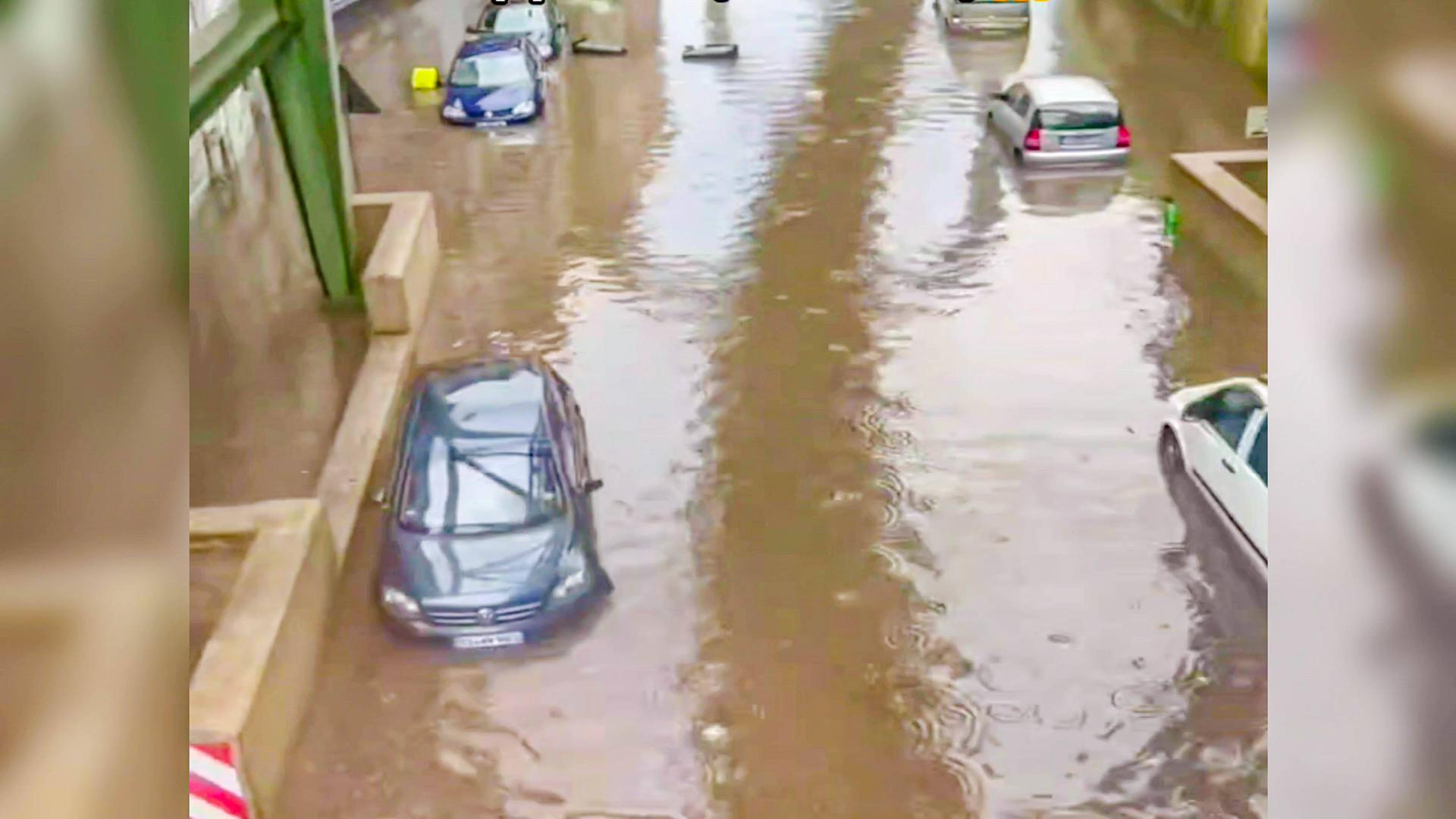 Weiteres schweres Unwetter sorgt in Nordrhein-Westfalen für Überschwemmungen: Gewitter, Hagel und Starkregen mit über 50 Litern pro Quadratmeter binnen kurzer Zeit prasseln in Wuppertal und Solingen nieder - Regenmassen verwandeln die Straßen zu reiß Die Unwetter über Deutschland lassen einfach nicht nach: Ein schweres Gewitter mit langanhaltendem Starkregen hatte vor allem in Nordrhein-Westfalen am Dienstagnachmittag für Unruhe gesorgt. In Wuppertal fielen laut Deutschem Wetterdienst binnen kurzer Zeit über 50 Liter pro Quadratmeter. Im Wuppertaler Westen wurden dadurch binnen kurzer Zeit viele Straßen überflutet und Keller liefen voll. Die Straßen verwandelten sich teilweise zu reißenden Flüssen. Ähnliche Bilder in Solingen: Copyright: xEinsatzReport24x