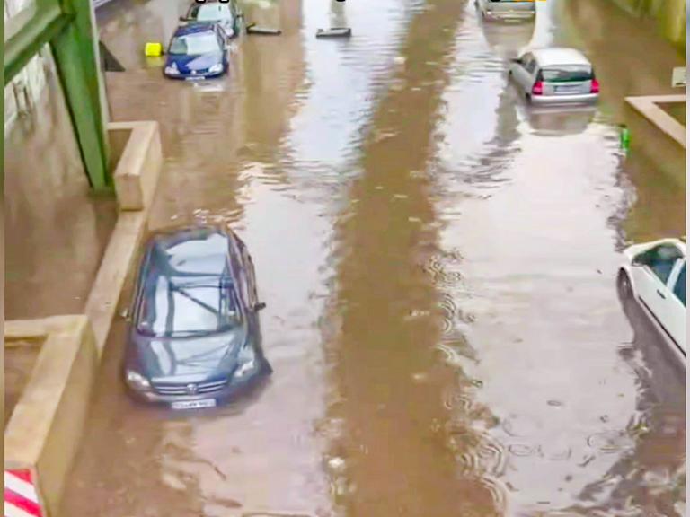 Weiteres schweres Unwetter sorgt in Nordrhein-Westfalen für Überschwemmungen: Gewitter, Hagel und Starkregen mit über 50 Litern pro Quadratmeter binnen kurzer Zeit prasseln in Wuppertal und Solingen nieder - Regenmassen verwandeln die Straßen zu reiß Die Unwetter über Deutschland lassen einfach nicht nach: Ein schweres Gewitter mit langanhaltendem Starkregen hatte vor allem in Nordrhein-Westfalen am Dienstagnachmittag für Unruhe gesorgt. In Wuppertal fielen laut Deutschem Wetterdienst binnen kurzer Zeit über 50 Liter pro Quadratmeter. Im Wuppertaler Westen wurden dadurch binnen kurzer Zeit viele Straßen überflutet und Keller liefen voll. Die Straßen verwandelten sich teilweise zu reißenden Flüssen. Ähnliche Bilder in Solingen: Copyright: xEinsatzReport24x