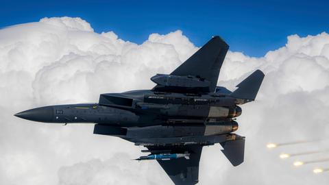 Ein Flieger der Air Force F-15K mit Taurus Marschflugkörpern. Deutschland solle endlich, die Zurückhaltung bei der Lieferung dieser Waffen aufgeben, sagt Roderich Kiesewetter. Deutschland leiste viel, aber ein Großteil der Hilfen blieben im eigenen Land.