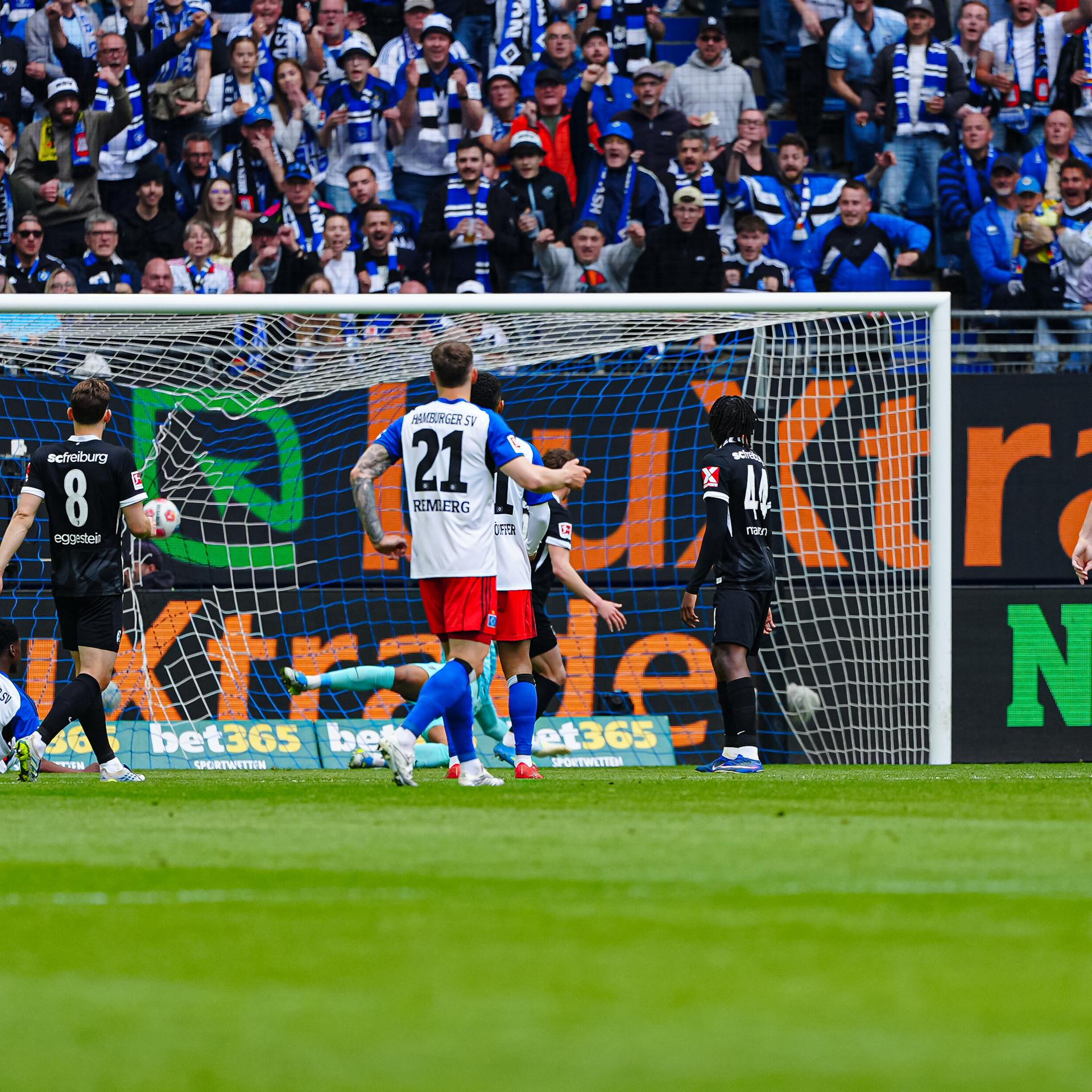 Fußball-Bundesliga - HSV gewinnt gegen Freiburg