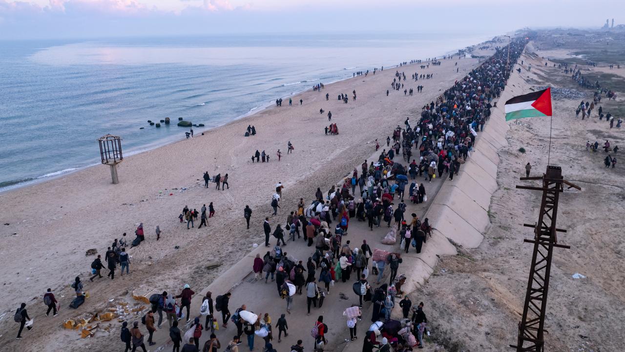 Eine von einer Drohne aufgenommene Luftaufnahme zeigt vertriebene Palästinenser bei der Rückkehr in ihre Häuser im nördlichen Gazastreifen.