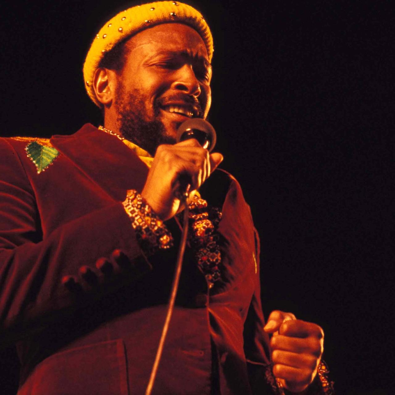 Der Soulsänger Marvin Gaye (1984 in NEw York) auf der Bühne. 