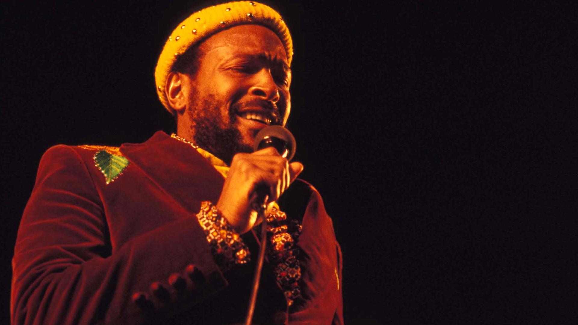 Der Soulsänger Marvin Gaye (1984 in NEw York) auf der Bühne. 