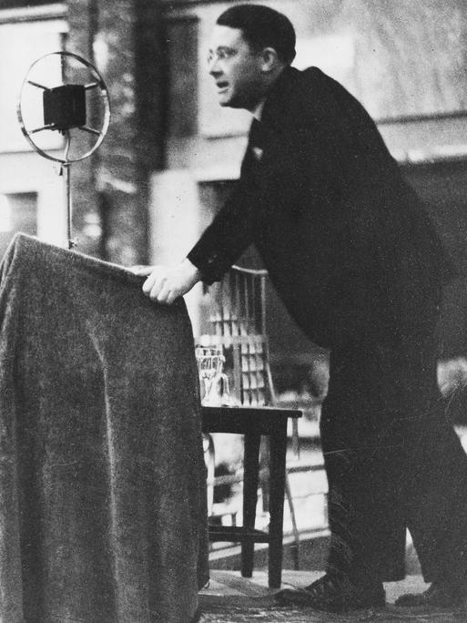 Carl Schmitt während des Festvortrags auf dem Deutschen Industrie-und Handelstag in der Kroll-Oper am 08.04.1930.