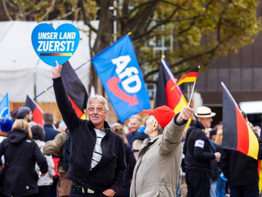 Anhänger der AfD Baden-Württemberg demonstrieren am 12.11.2022 in Stuttgart gegen Armut, Not und Kälte. 