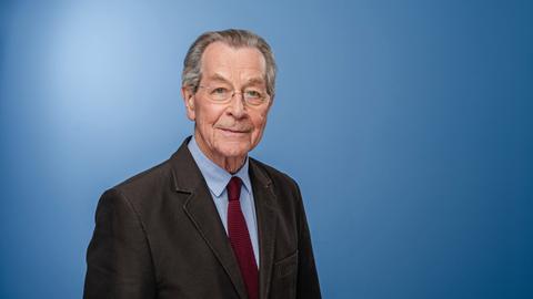 Porträt von Franz Müntefering, aufgenommen vor einem blauen Hintergrund am 19.04.2024 in Leipzig.