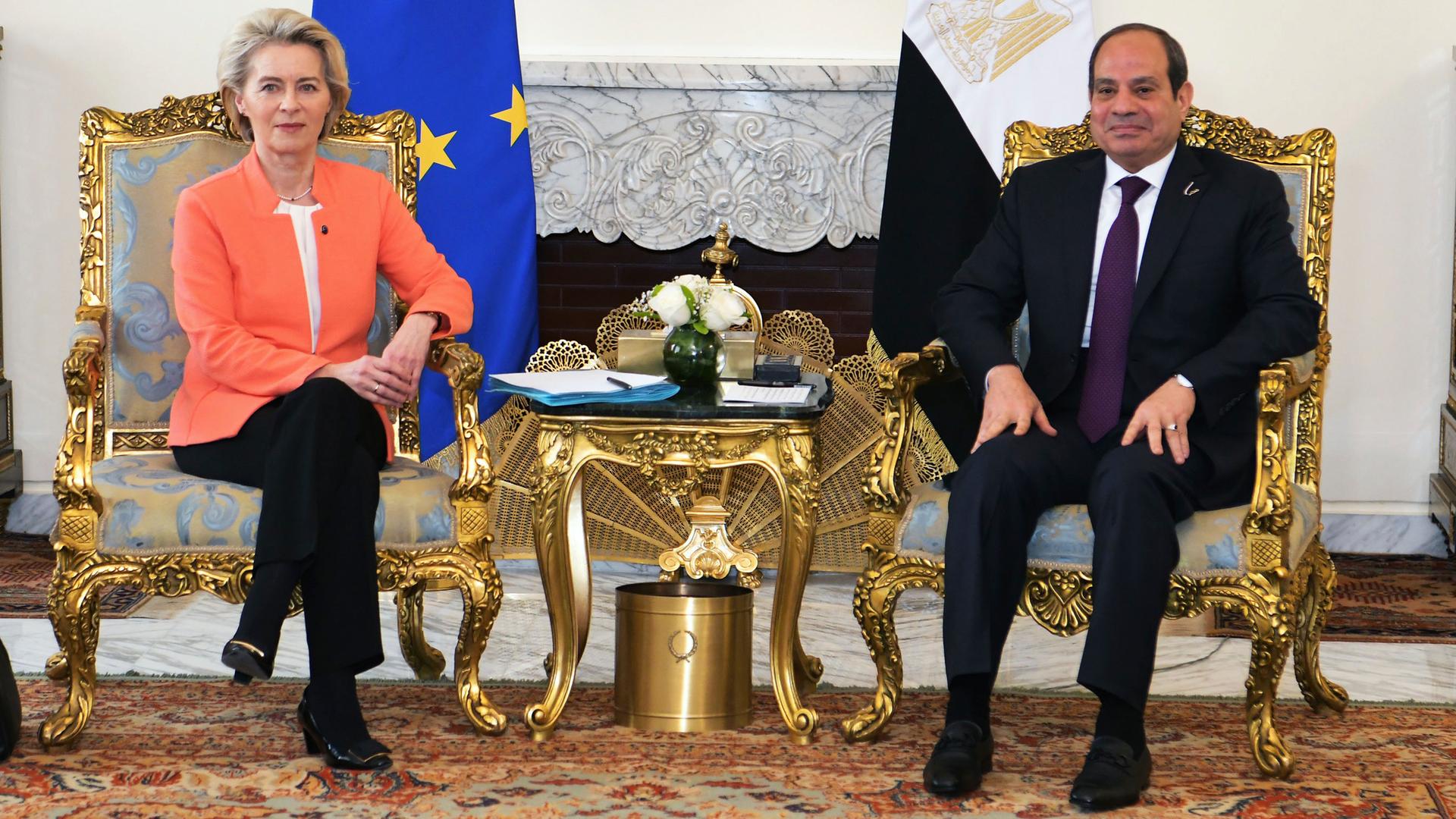 Der ägyptische Präsident Abdel-Fattah al-Sissi (rechts) trifft die Präsidentin der Europäischen Kommission, Ursula von der Leyen, im Präsidentenpalast in Kairo.