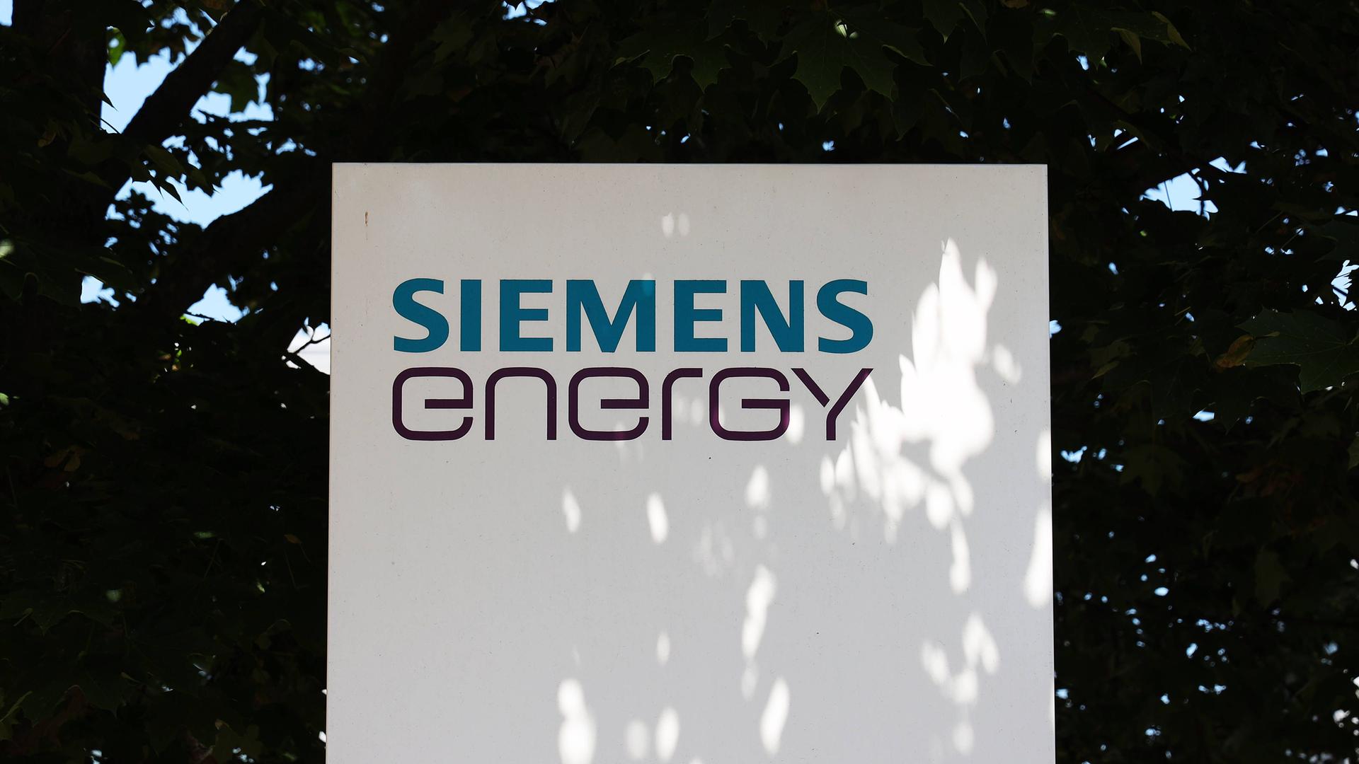 Das Firmenschild mit dem Logo von Siemens Energy