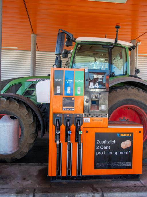 Traktor an einer Tankstelle