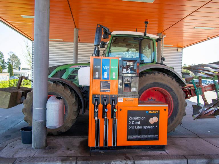 Traktor an einer Tankstelle